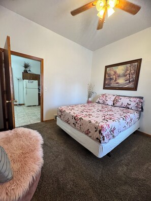 3 bedrooms, in-room safe, desk, iron/ironing board - Large 3 bedroom Great Falls get away  (Great Falls)