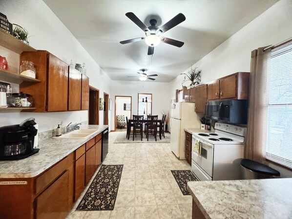 Fridge, microwave, oven, stovetop - Large 3 bedroom Great Falls get away  (Great Falls)