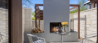 Patio Sisters Brooklyn Suite | King Bed | Hot Tub | Outdoor Fireplace