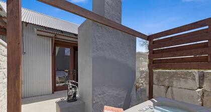 Patio Sisters Brooklyn Suite | King Bed | Hot Tub | Outdoor Fireplace