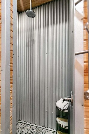 Een douche, een haardroger, handdoeken