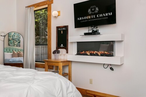 Patio Sisters Claire Suite | King Bed | Hot Tub | Outdoor Fireplace