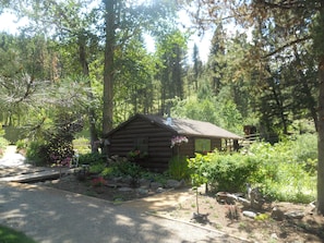 Property grounds - Tizer Botanic Gardens Cabin 1/2 way between Yellowstone & Glacier National Parks (Jefferson City)