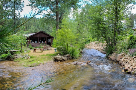 Property grounds. Tizer Botanic Gardens Cabin 1/2 way between Yellowstone & Glacier National Parks