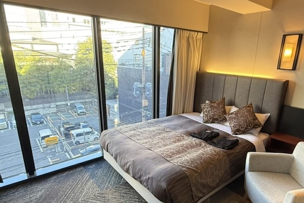 Escritorio y espacio para trabajar con laptop