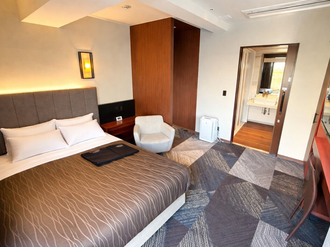 Superior Double Room, Non Smoking | Desk, laptop workspace, iron/ironing board, free WiFi