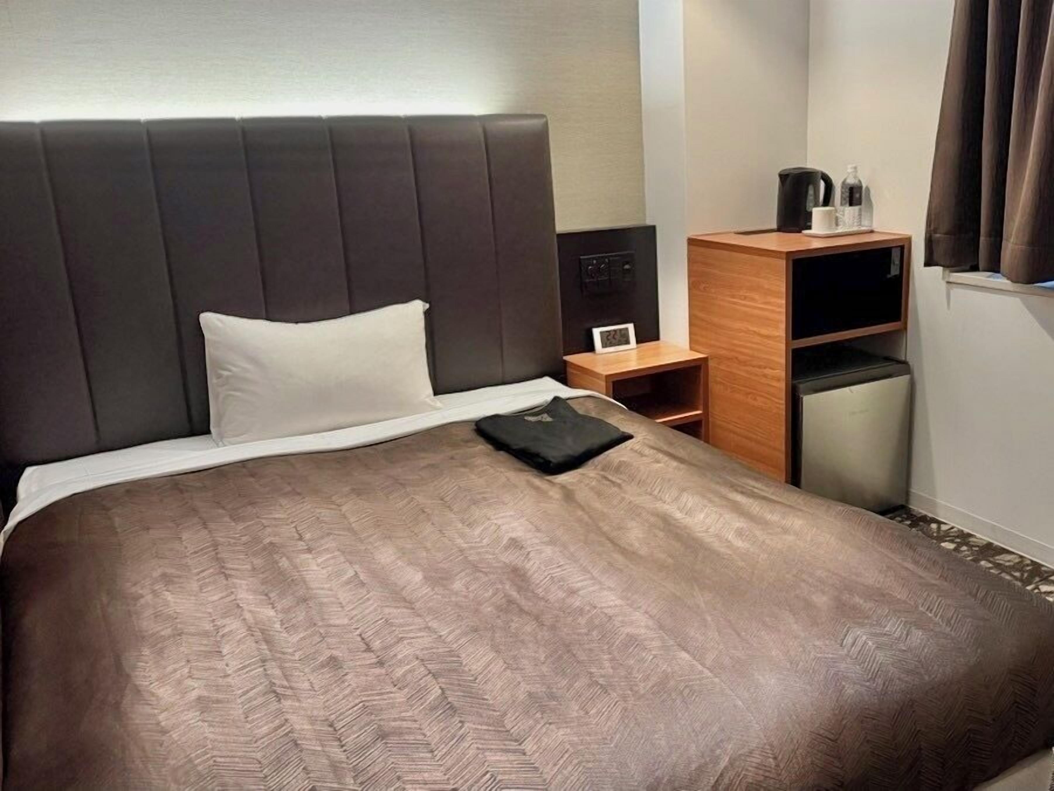 Desk, laptop workspace, iron/ironing board, free WiFi