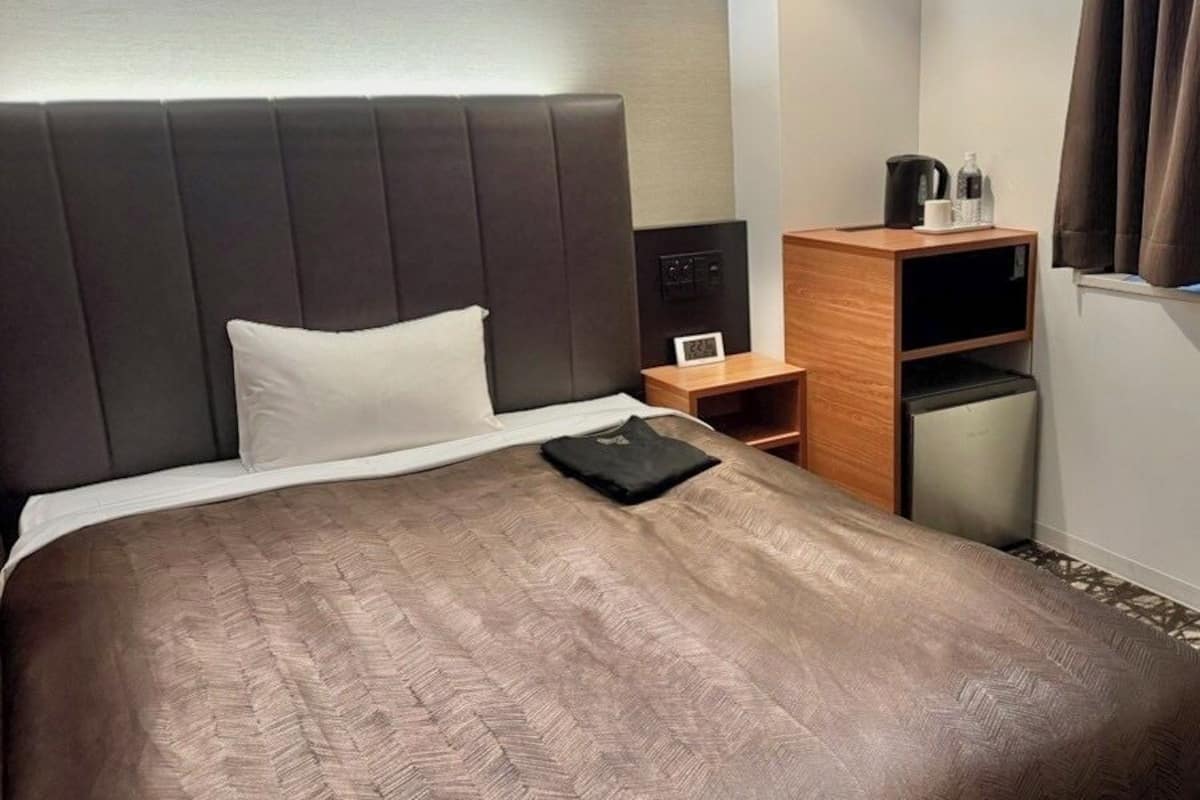 مكتب ومساحة عمل للكمبيوتر المحمول ومكواة/لوح كي وواي فاي مجانًا