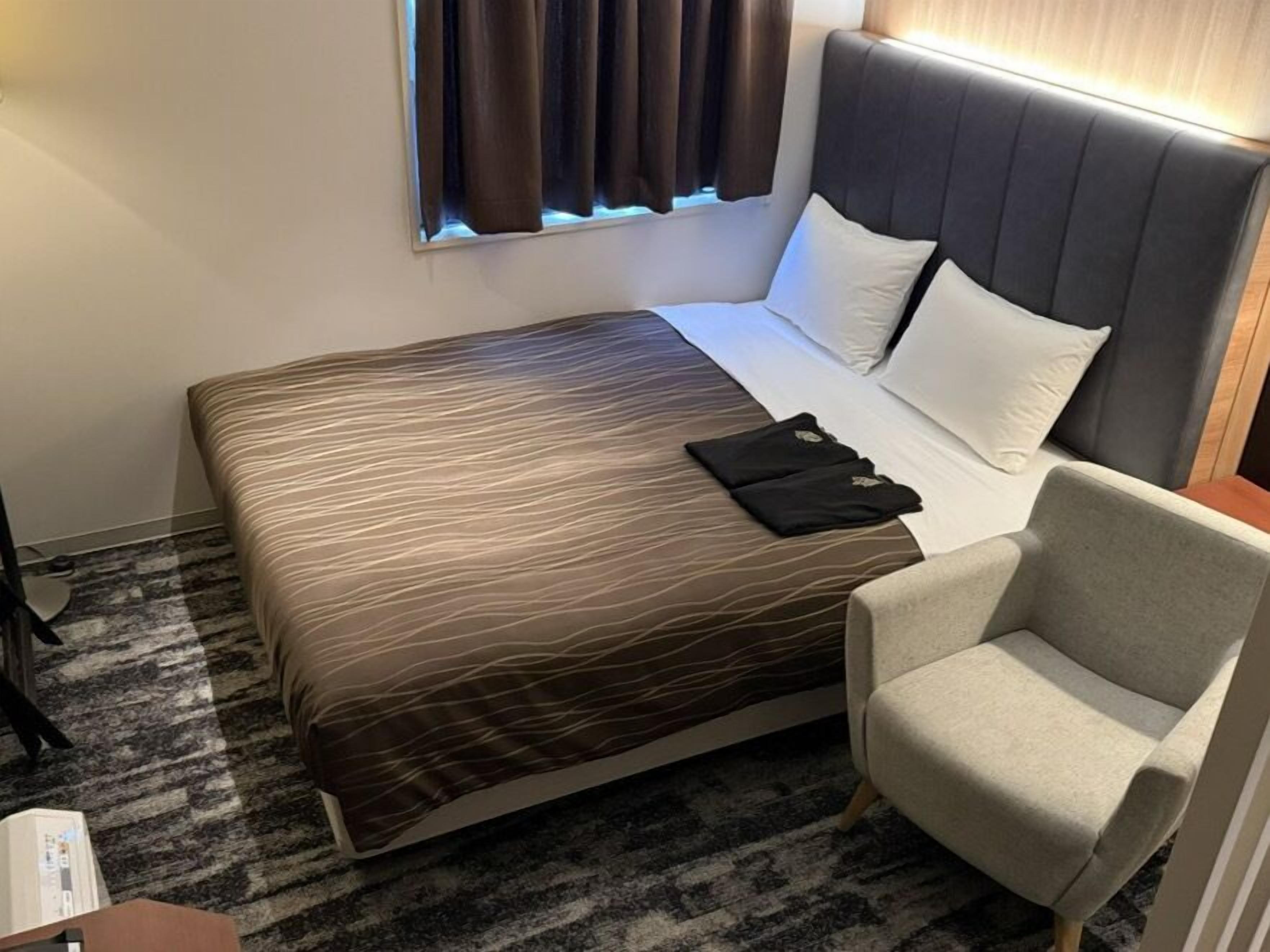 Desk, laptop workspace, iron/ironing board, free WiFi