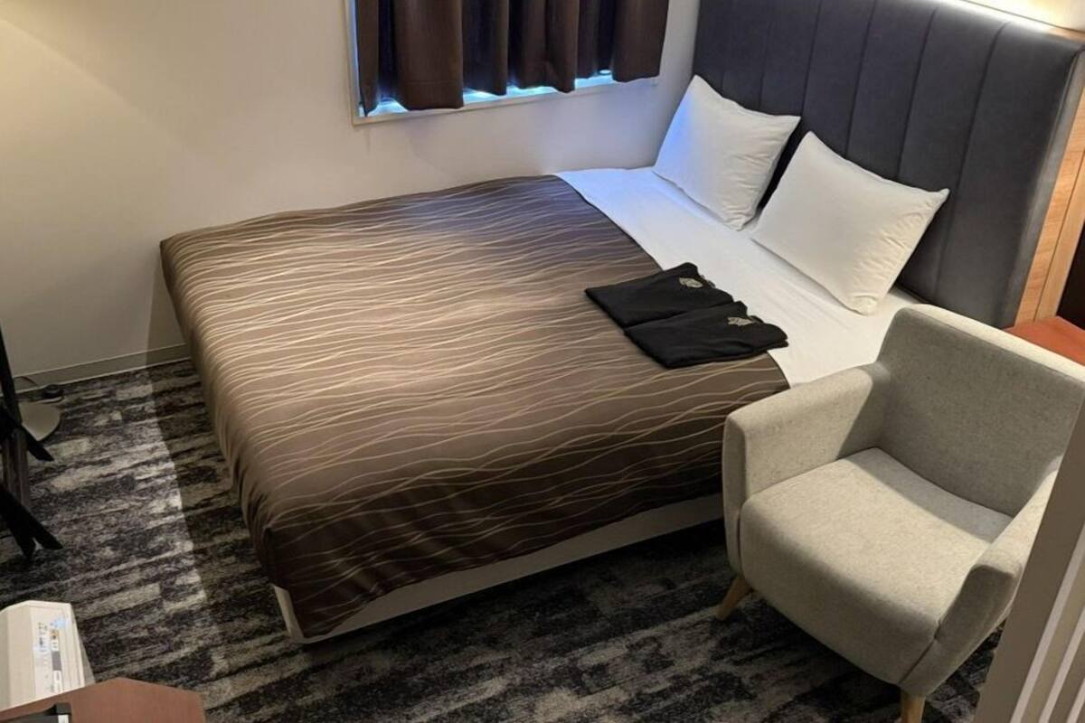 مكتب ومساحة عمل للكمبيوتر المحمول ومكواة/لوح كي وواي فاي مجانًا