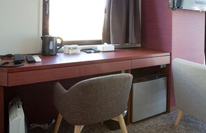 Desk, laptop workspace, iron/ironing board, free WiFi - PLACE Hotel Ascot (Kumamoto)