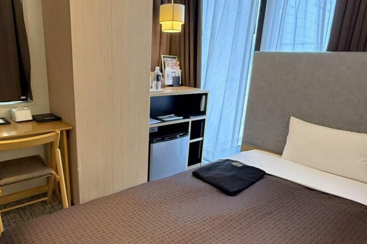 مكتب ومساحة عمل للكمبيوتر المحمول ومكواة/لوح كي وواي فاي مجانًا