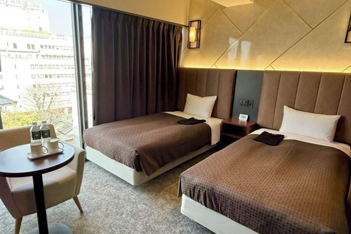 مكتب ومساحة عمل للكمبيوتر المحمول ومكواة/لوح كي وواي فاي مجانًا