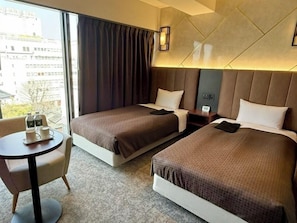 Desk, laptop workspace, iron/ironing board, free WiFi - PLACE Hotel Ascot (Kumamoto)