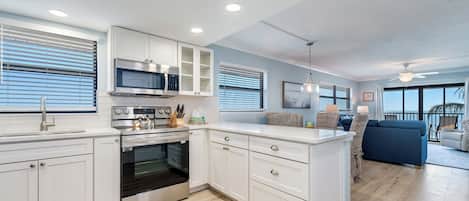 冷蔵庫、電子レンジ、オーブン、コンロ