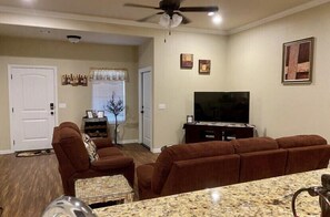 Älytelevisio, videopelejä, DVD-soitin, kirjoja