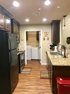 Frigorífico, microondas, horno y placa de cocina