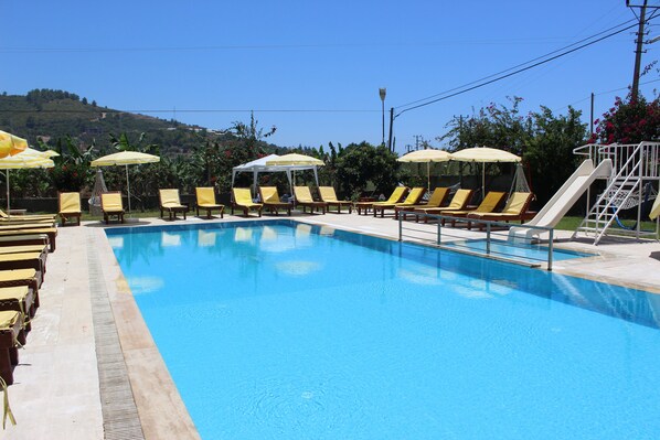 Kauden mukainen ulkouima-allas avoinna 8.00–19.00, aurinkovarjoja