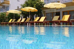 季节性开放的室外游泳池，08:00 至 19:00 开放，池畔遮阳伞，日光浴躺椅