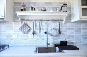 Frigorifero, microonde, lavastoviglie, macchina per tè/caffè