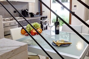 Refrigerador con freezer, microondas, placa de cocina, lavavajillas