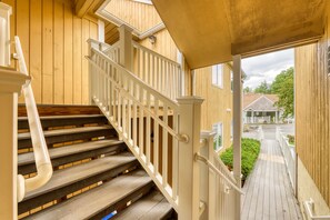 Interior - Sleek condo with shared pool, tennis court, sauna, and hot tub (Stowe)