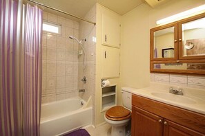 Bathtub, hair dryer, towels, soap - Waterfront cottage - Free Wi-Fi - fully fenced backyard (Freeland)