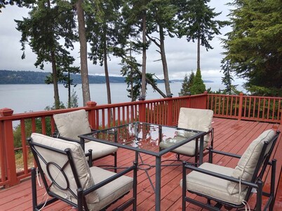 Waterfront cottage - Free Wi-Fi - fully fenced backyard