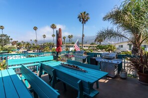 Outdoor dining - Beachfront 2BR Condo in Sunny Carpinteria (Carpinteria)