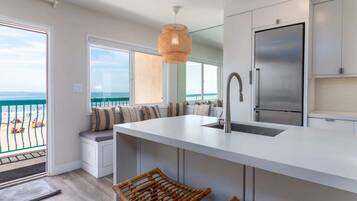 Refrigerador, microondas, utensilios de cocina y comedor