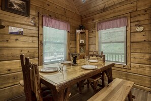 Dining - Sleepy Bear - Sleeps 6 in 2 Master suites! Great location! (Sevierville)
