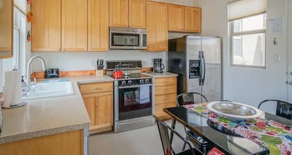 Frida Kahlo! 1bd/1.5ba Condo near Old Town/Sawmill. Balcony, Patio!