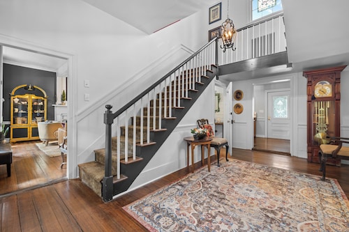 Hows Manor - Luxury Historic Farmhouse Circa 1840