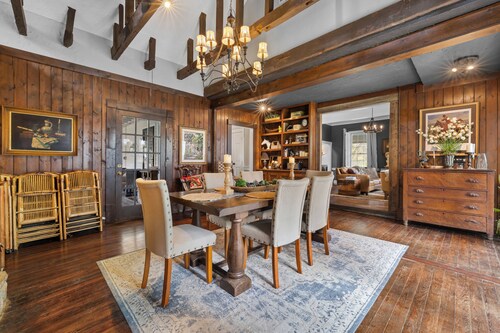 Hows Manor - Luxury Historic Farmhouse Circa 1840