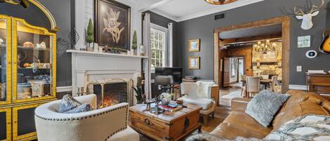 Smart TV, caminetto, libri, impianto stereo