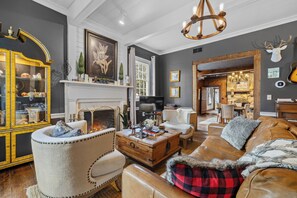 Smart TV, fireplace, books, stereo