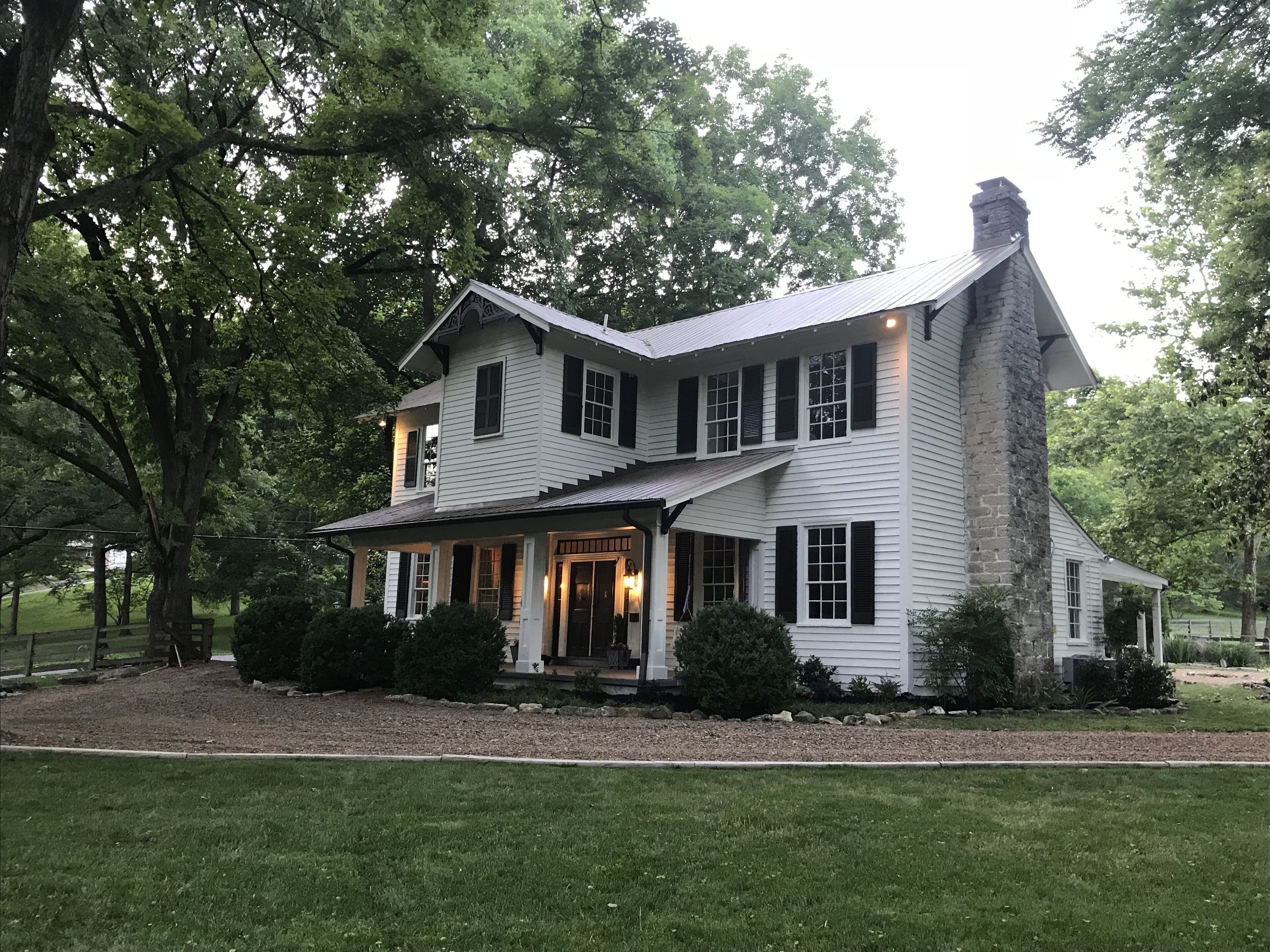 Hows Manor - Luxury Historic Farmhouse Circa 1840
