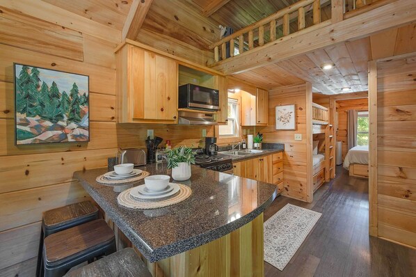 Réfrigérateur, four à micro-ondes, un four, surface de cuisson