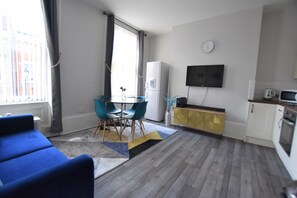 Apartamento de diseño, 2 habitaciones | Zona de estar | Televisión de pantalla plana de 40 pulgadas con canales digitales