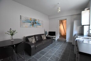 Apartamento Deluxe, 3 habitaciones | Cocina privada | Frigorífico grande, microondas, horno y placa de cocina