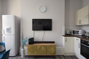 デザイン アパートメント 2 ベッドルーム | 専用キッチン | 大型冷蔵庫、電子レンジ、オーブン、コンロ