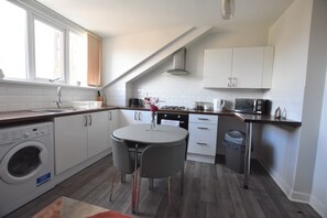 シティ アパートメント | ダイニングルーム