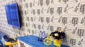 Una mesa azul y blanca con dos sillas azules, una bicicleta amarilla y un pequeño juguete amarillo sobre la mesa.