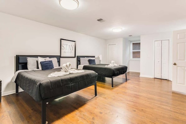 6 slaapkamers, een strijkplank/strijkijzer, gratis wifi, beddengoed
