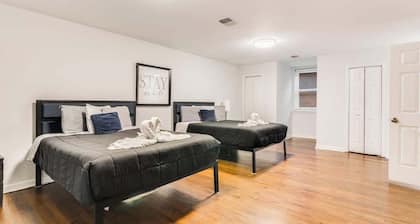 Pool estate with soccer field, sleeps 16