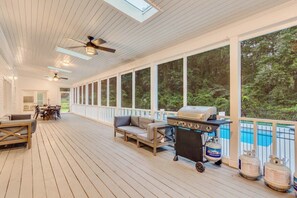 Outdoor dining - World Cup Villa • Pool + Private Soccer• Sleeps 16 (Lithonia)