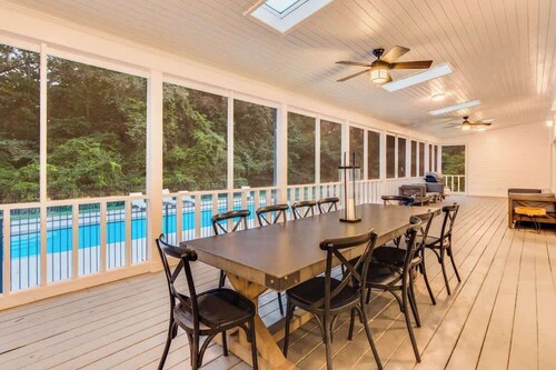 Pool estate with soccer field, sleeps 16