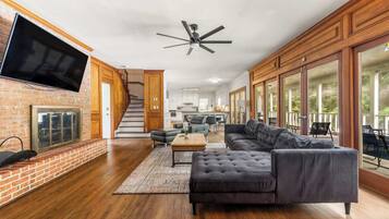 Een televisie, een open haard en een kantoor