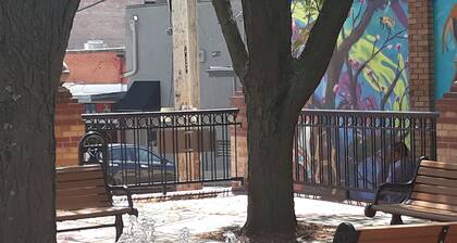 Casa atractiva, cómoda y limpia cerca de tiendas y restaurantes.