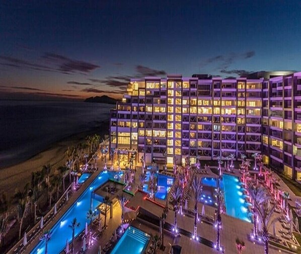 Utendørsbasseng og et oppvarmet basseng